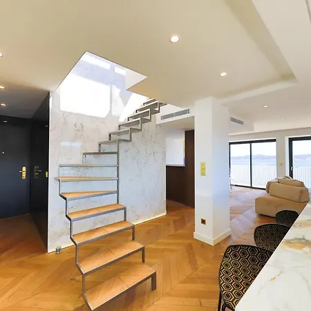 Luxurious Penthouse With Panoramic View St Tropez شقة