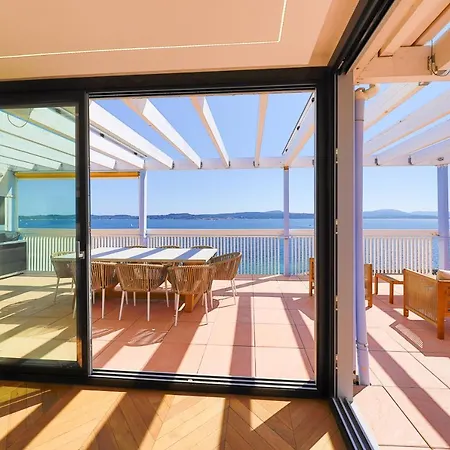 Luxurious Penthouse With Panoramic View St Tropez شقة
